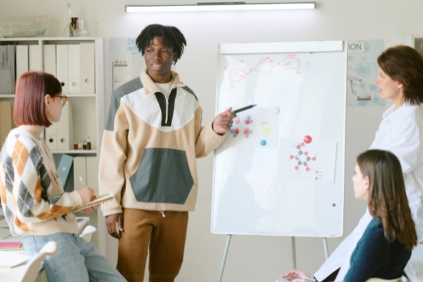 Com insights instantâneos, Sérgio Bento De Araújo mostra como o planejamento escolar ganha precisão, agilidade e decisões baseadas em evidências reais.