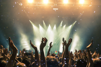 Vocalista do Faith No More Mike Patton faz show em SP com sua banda de colégio