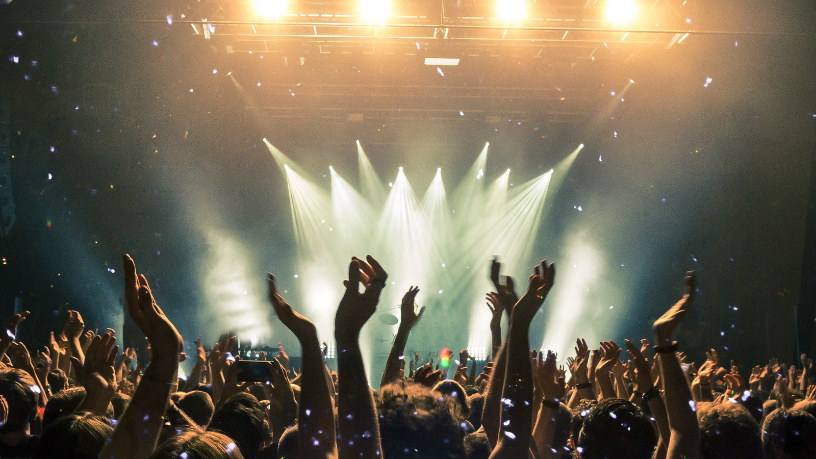 Vocalista do Faith No More Mike Patton faz show em SP com sua banda de colégio