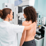 Entenda com Vinicius Tadeu Sattin Rodrigues quando exames além da mamografia se tornam essenciais para a detecção precoce.