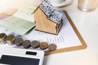 Os juros globais influenciam economias e direcionam decisões financeiras em diferentes mercados, explica Danilo Regis Fernando Pinto.