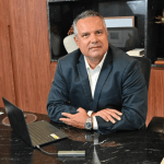 Quando o subleito é bem executado, a produtividade da obra aumenta e os retrabalhos diminuem. Elmar Juan Passos Varjão Bomfim destaca a importância da estabilização correta em projetos de infraestrutura.