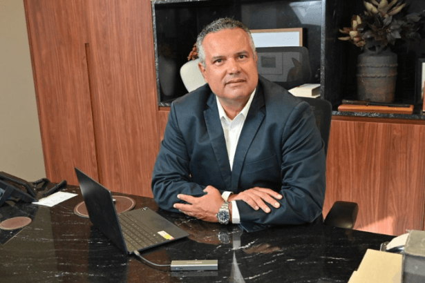 Quando o subleito é bem executado, a produtividade da obra aumenta e os retrabalhos diminuem. Elmar Juan Passos Varjão Bomfim destaca a importância da estabilização correta em projetos de infraestrutura.